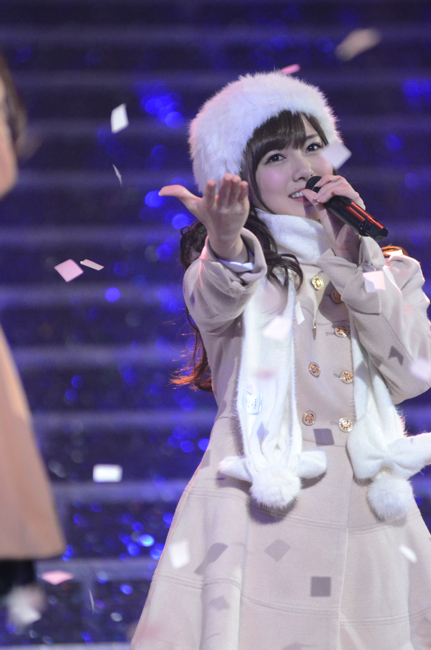 「私のために 誰かのために」を歌う白石麻衣