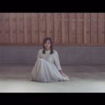 乃木坂46『シンクロニシティ』MVの1シーン（白石麻衣）