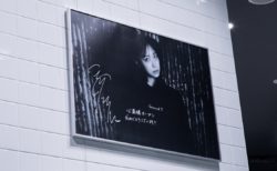 「Ground Y」心斎橋パルコに深川麻衣、生駒里奈の特大パネル展示　プレゼントキャンペーンも実施